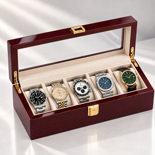 Coffret ouvert, cinq montres en ligne sous la vitre