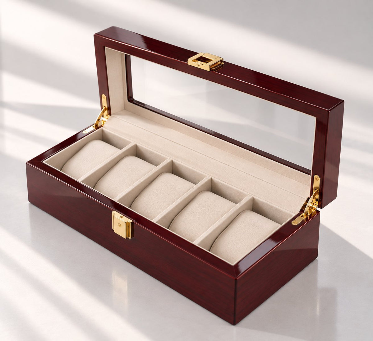 Coffret ouvert et vide, les cinq cases en velours crème visibles
