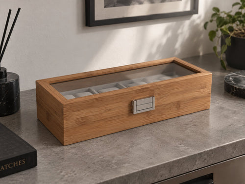 Coffret fermé, vu de trois quarts, sur un plateau de pierre