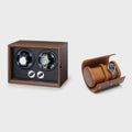 Le remontoir 2 montres grain noyer et l'étui de voyage 2 montres en simili-cuir cognac, côte à côte sur fond clair.
