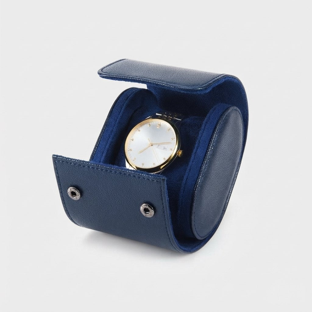 Étui ouvert de trois quarts, montre cadran blanc et boîtier doré dans le berceau.