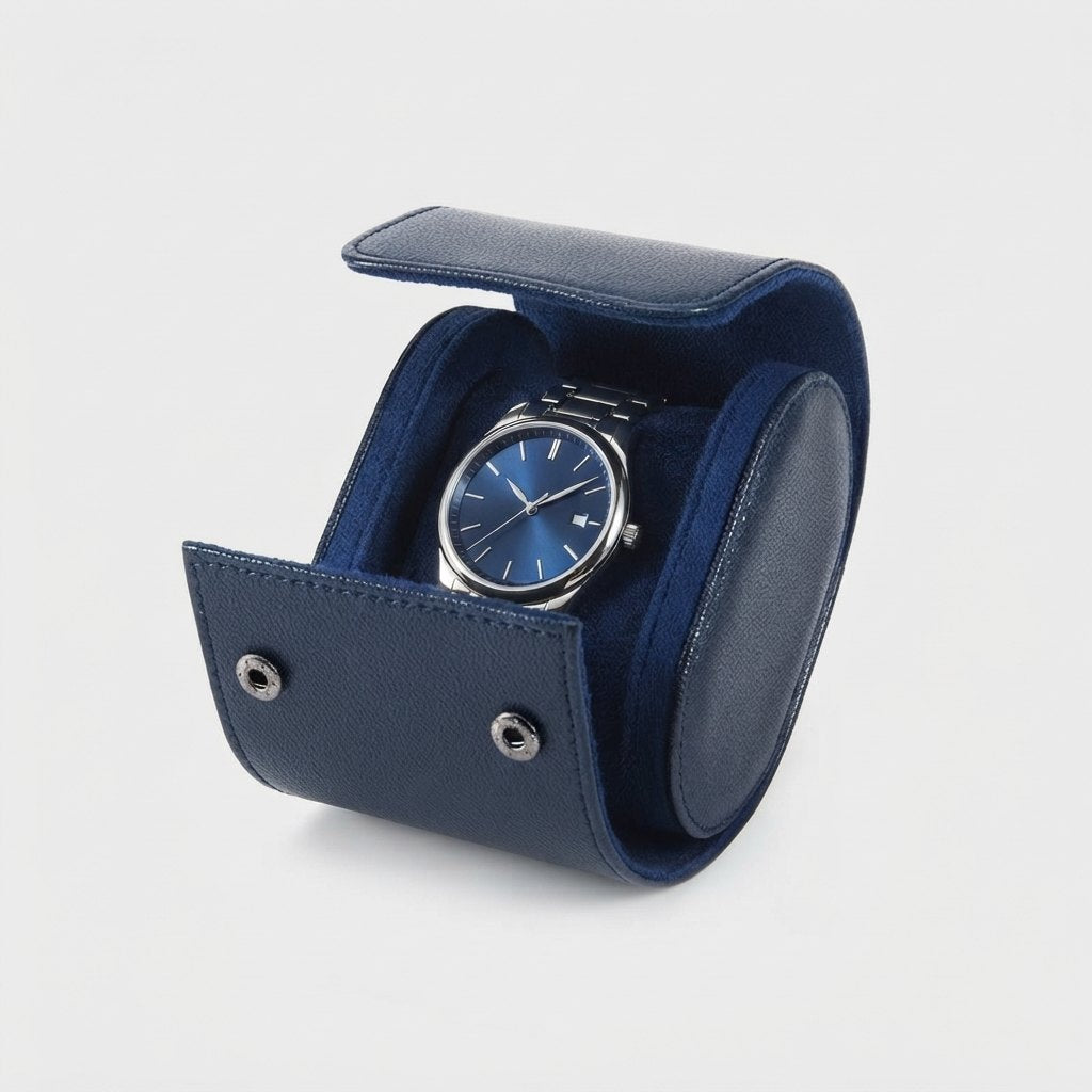 Étui ouvert de trois quarts, montre cadran bleu posée dans le berceau.