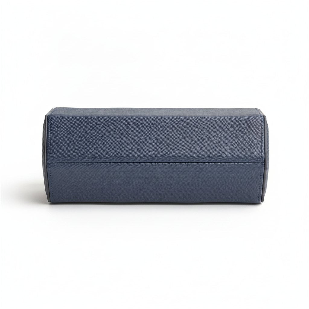 Étui fermé, simili-cuir grain saffiano bleu marine.