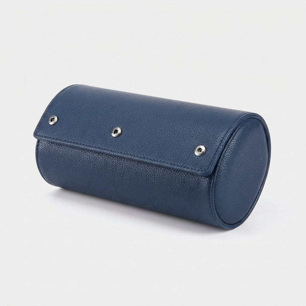 Étui fermé de trois quarts, forme cylindrique surpiquée bleu marine, boutons pression sur la patte.