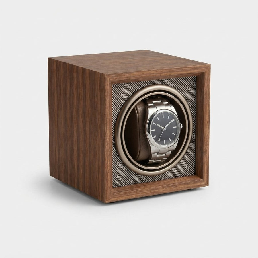 Cube en bois noyer, intérieur grillagé noir, montre en place, vue de trois quarts.