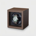 Cube grain noyer, montre en place, vue de trois quarts.