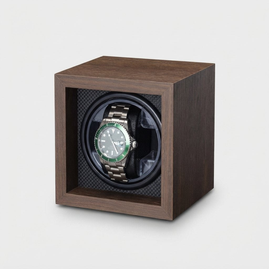 Cube grain noyer, montre en place, vue de trois quarts.