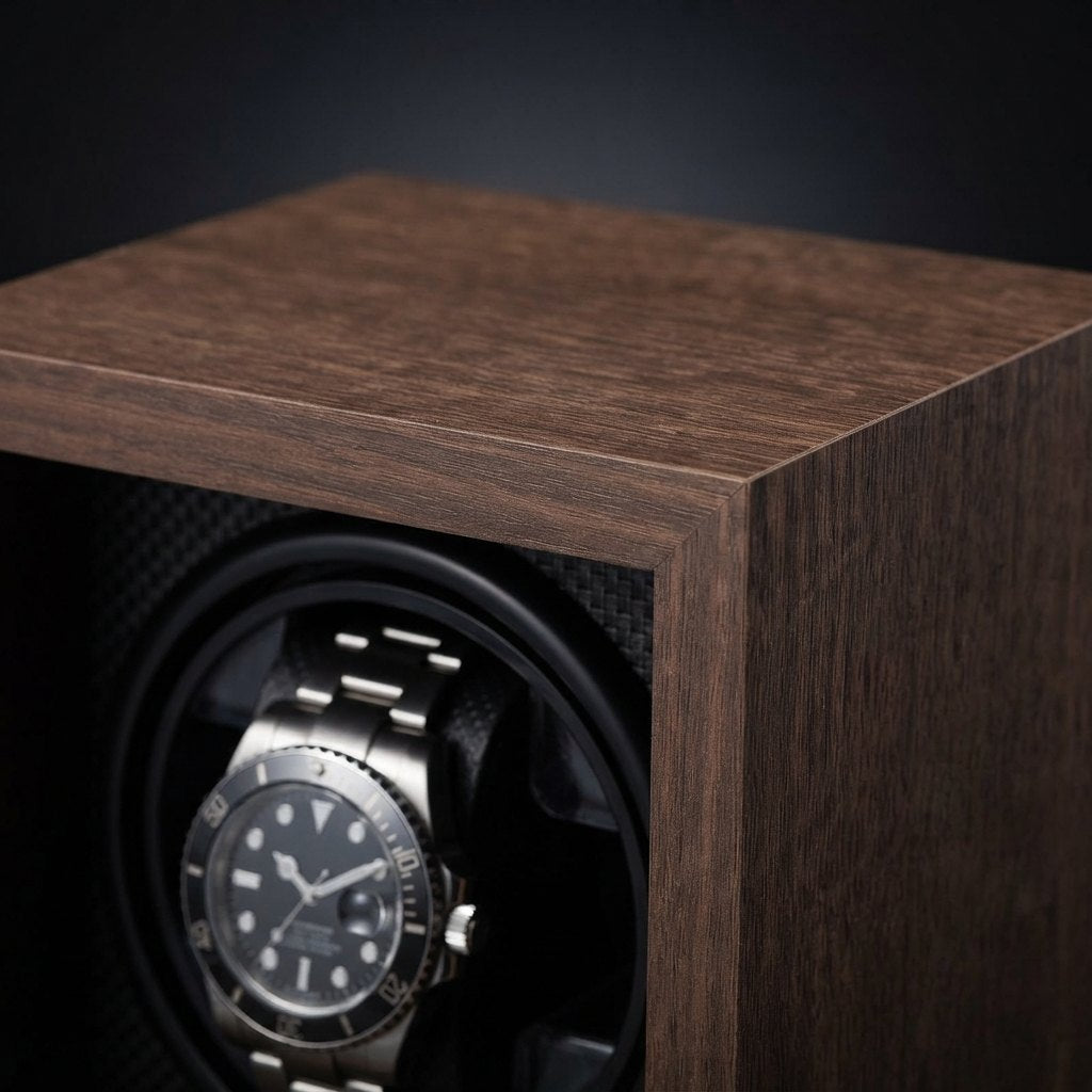 Gros plan sur la texture du grain noyer et le coussin.
