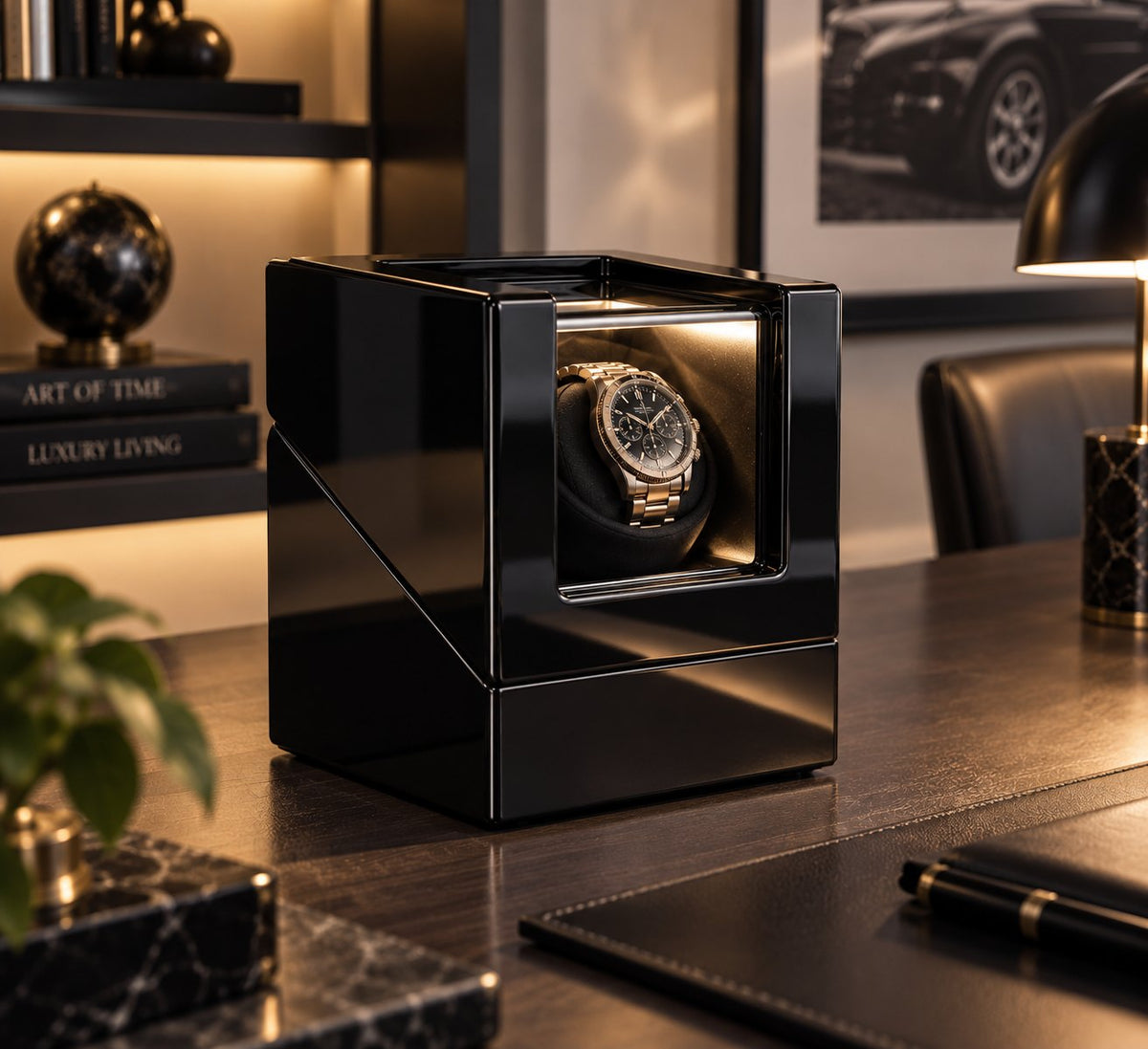 Coffret laqué noir ouvert, montre à cadran bleu, ambiance salon
