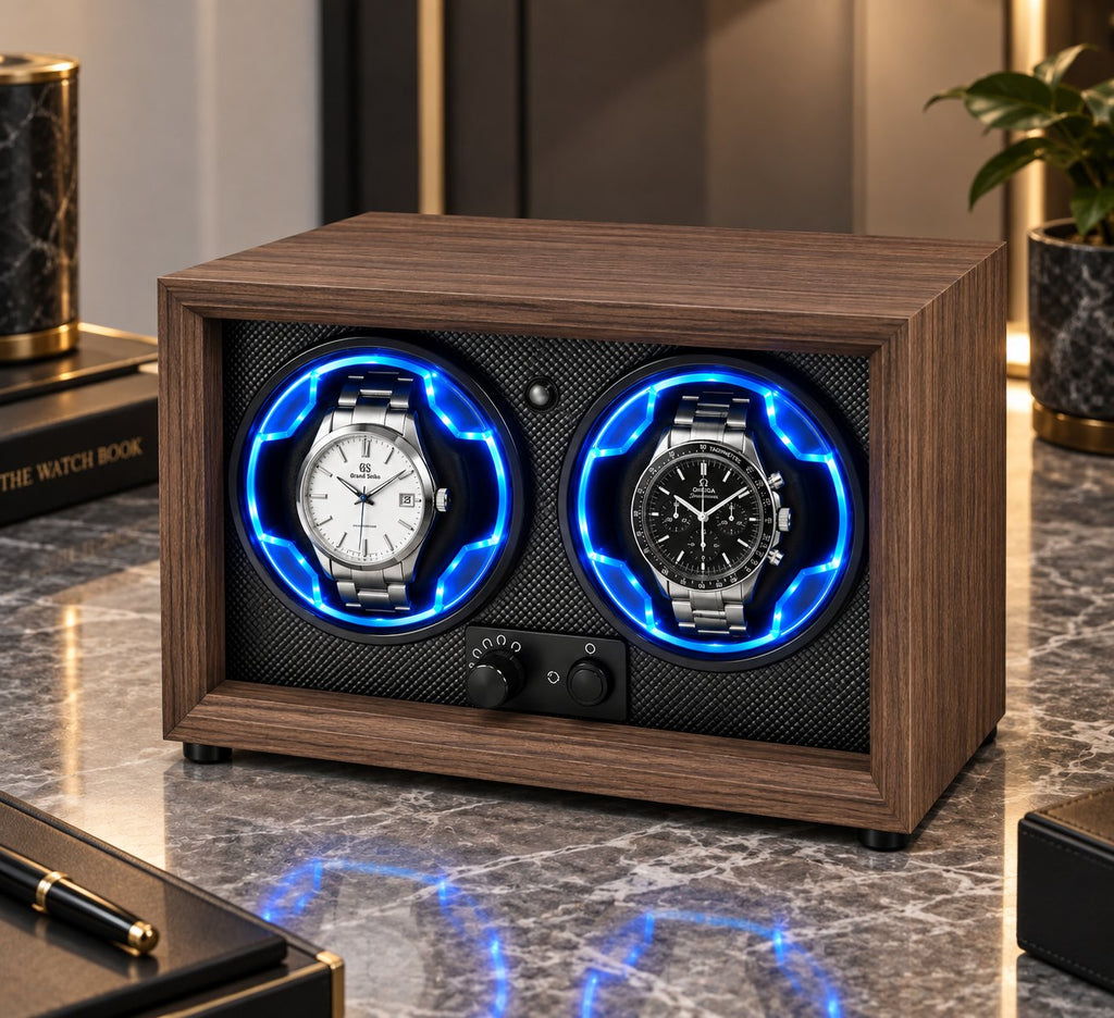 Vu de trois quarts sur une table de nuit en marbre, deux montres claire et sombre dans leurs anneaux bleus