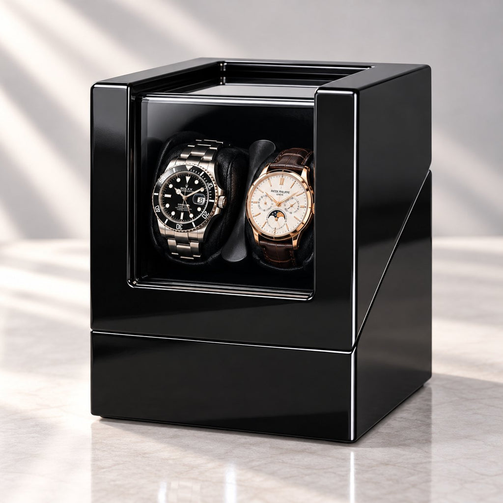 Coffret laqué noir ouvert, deux montres côte à côte, fond clair