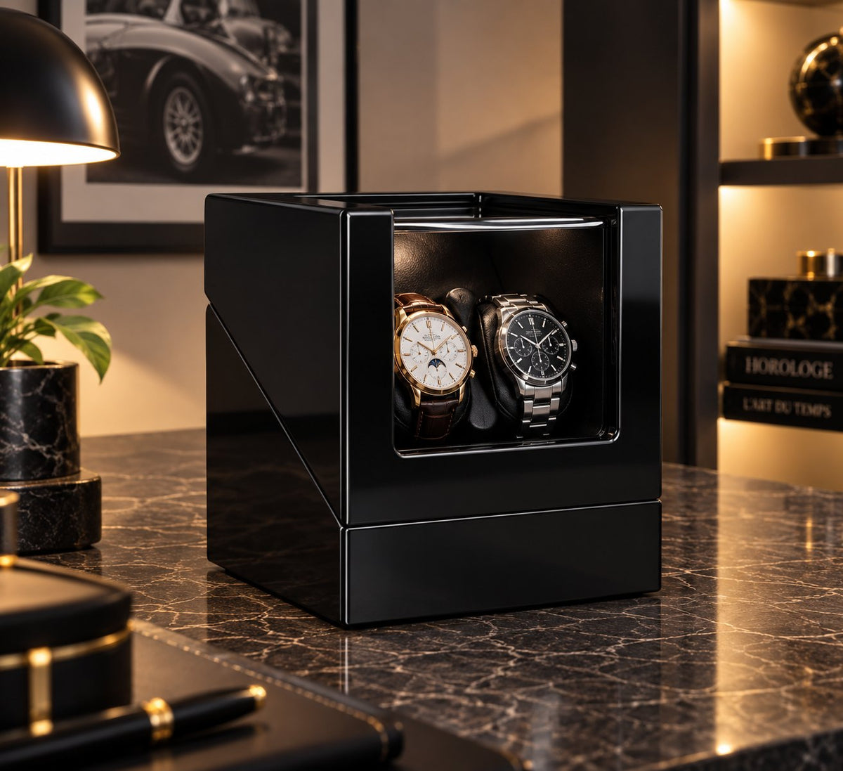 Coffret laqué noir ouvert sur un bureau, ambiance salon avec tableau