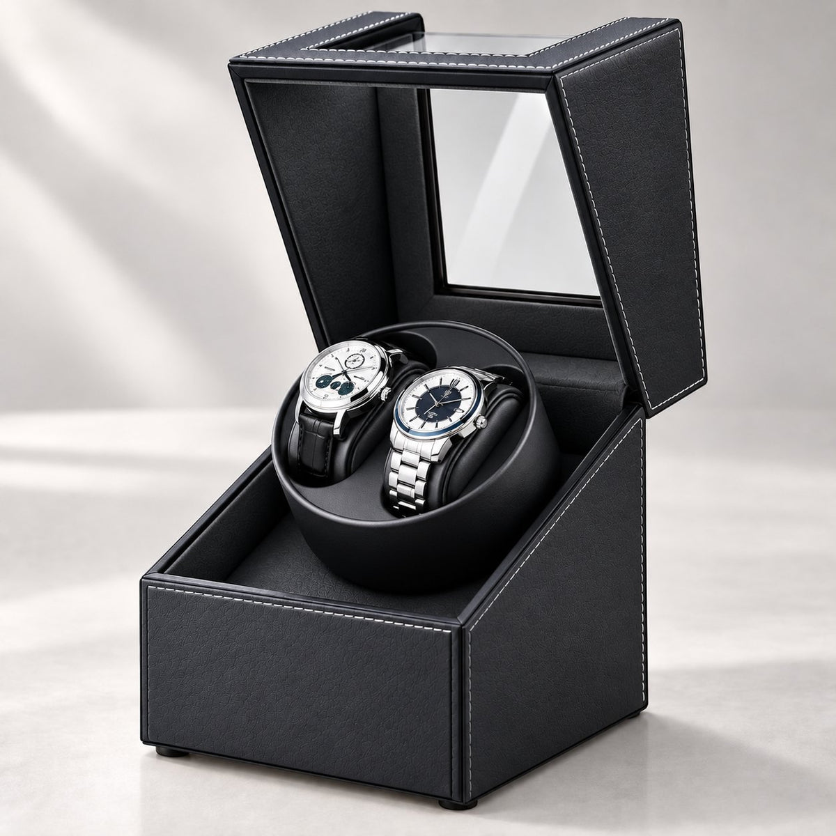 Coffret noir à deux berceaux, deux montres côte à côte, fond clair