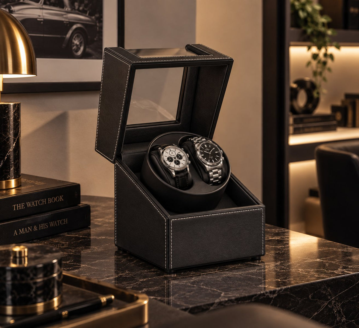 Coffret noir ouvert sur un bureau, deux montres, ambiance salon