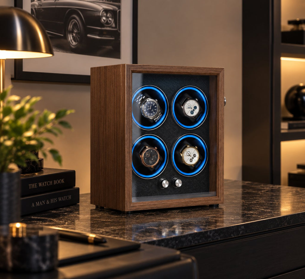 Le coffret posé sur un bureau, deux montres en place, lampe et cadre en arrière-plan.