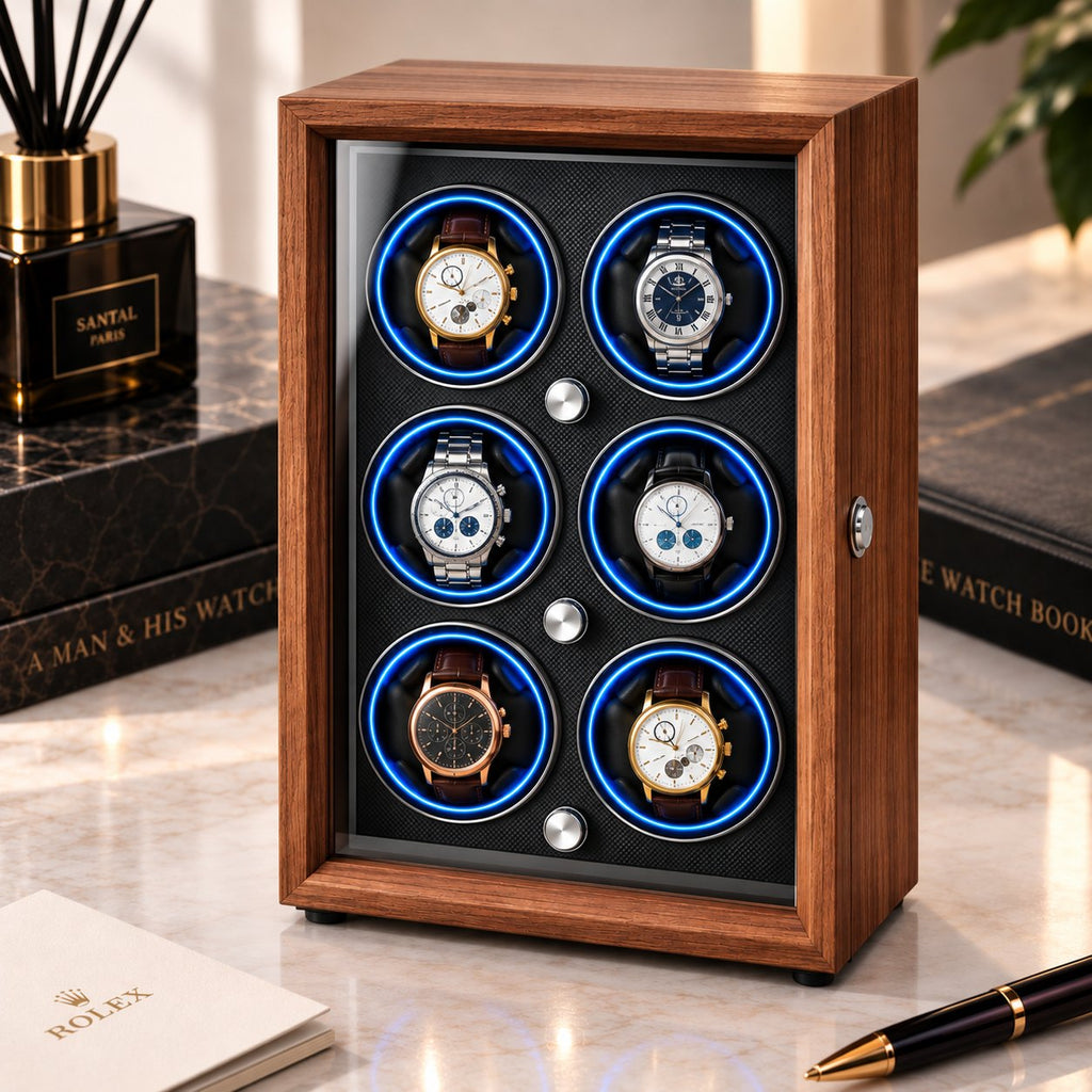 Le coffret posé sur un plan en marbre, à côté d'objets de bureau, six emplacements visibles derrière la vitre.